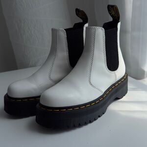 Dr. Martens 2976 chelsea boots